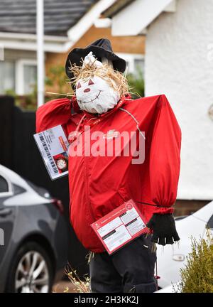 Worthing, Sussex, Großbritannien. Okt. 2021. Eine der Vogelscheuchen, die dieser als Postarbeiter bekleidet hat, die am jährlichen Vogelscheuchen-Festival und Trail des Ferring-Dorfes in der Nähe von Worthing in West Sussex teilgenommen haben. Dieses Jahr hat das Ferring Vogelscheuche-Festival und Trail über 70 Einträge von Bewohnern angezogen : Credit Simon Dack/Alamy Live News Stockfoto