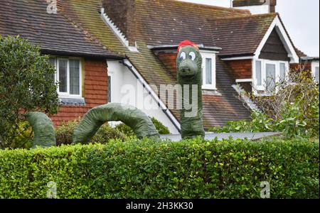 Worthing, Sussex, Großbritannien. Okt. 2021. Diese Monster-Vogelscheuche von Loch Ness wurde im Dorf Ferring in der Nähe von Worthing entdeckt und ist Teil des jährlichen Vogelscheuche-Festivals und -Trails. Dieses Jahr hat das Vogelscheuche-Festival und -Trail mehr als 70 Einträge von Bewohnern angezogen : Credit Simon Dack/Alamy Live News Stockfoto