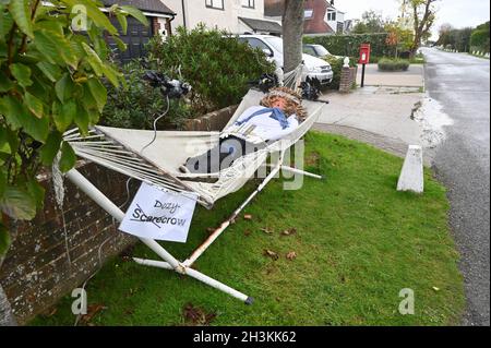 Worthing, Sussex, Großbritannien. Okt. 2021. Ein Dozy Scarecrow, der am jährlichen Vogelscheuchen-Festival und Trail des Ferring-Dorfes in der Nähe von Worthing in West Sussex teilnimmt. Dieses Jahr hat das Ferring Scarecrow Festival und Trail über 70 Einträge von Bewohnern angezogen : Credit Simon Dack/Alamy Live News Stockfoto