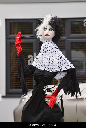 Worthing, Sussex, Großbritannien. Okt. 2021. Eine Vogelscheuche von Cruella Deville, die am jährlichen Vogelscheuchen-Festival und Trail des Ferring-Dorfes in der Nähe von Worthing in West Sussex teilnimmt. Dieses Jahr hat das Ferring Vogelscheuche-Festival und Trail über 70 Einträge von Bewohnern angezogen : Credit Simon Dack/Alamy Live News Stockfoto