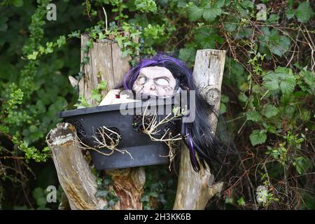 Worthing, Sussex, Großbritannien. Okt. 2021. Eine der Vogelscheuchen, die am jährlichen Vogelscheuchen-Festival und Trail des Ferring-Dorfes in der Nähe von Worthing in West Sussex teilnehmen. Dieses Jahr hat das Ferring Vogelscheuche-Festival und Trail über 70 Einträge von Bewohnern angezogen : Credit Simon Dack/Alamy Live News Stockfoto