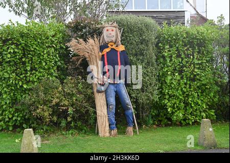 Worthing, Sussex, Großbritannien. Okt. 2021. Ein Dozy Scarecrow, der am jährlichen Vogelscheuchen-Festival und Trail des Ferring-Dorfes in der Nähe von Worthing in West Sussex teilnimmt. Dieses Jahr hat das Ferring Scarecrow Festival und Trail über 70 Einträge von Bewohnern angezogen : Credit Simon Dack/Alamy Live News Stockfoto