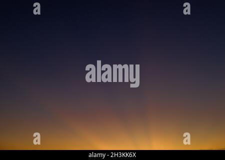 Sonnenuntergang mit Sonnenstrahlen Stockfoto