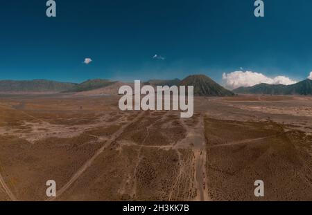 Filmische Ansicht des wunderschönen Vulkans Mount Bromo mit Wüste in Ost-Java Stockfoto
