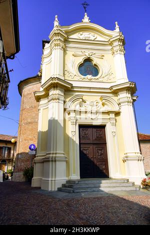Die Kirche von San Giovanni Battista in Barbaresco, Region Piemont, Italien. Barbaresco erhebt sich auf einem Hügel im Herzen der Langhe, in der Nähe des Tararo r Stockfoto