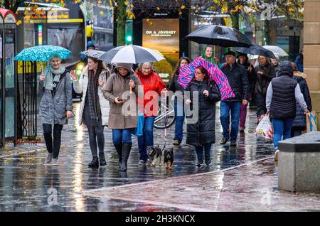 Dundee, Tayside, Schottland, Großbritannien. Okt. 2021. UK Wetter: Bewölktes Herbstwetter mit starken Regenausbrüchen, die über Nordostschottland hinwegfegen, Temperaturen bis zu 14 Grad Die schweren Regengüsse haben die Anwohner nicht daran gehindert, den ganzen Tag im Stadtzentrum von Dundee einzukaufen. Kredit: Dundee Photographics/Alamy Live Nachrichten Stockfoto