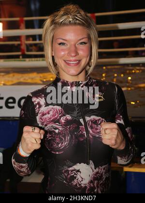 Die deutsche Federgewichtsboxerin Nina Meinke bei der SES-Boxgala am 9. Oktober 2021 in Magdeburg Stockfoto