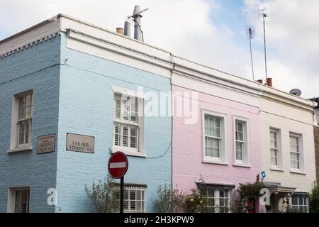 Farbenfrohe Pastelltöne auf handgefertigten Reihenhäusern in der Farmer Street in Notting Hill Gate, Kensington, London, W8, England, VEREINIGTES KÖNIGREICH Stockfoto