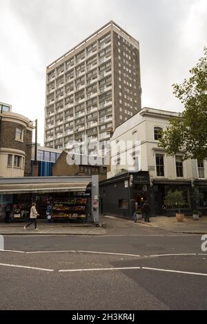 Ein grauer Himmel umgibt den Wohnblock der Camden Hill Towers in Notting Hill Gate, Kensington, London, England, Großbritannien Stockfoto