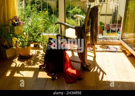 Einrichtung im Vintage-Retro-Stil. Gemütliche komfortable Möbel eleganter wohlhabender Stuhl. Stockfoto