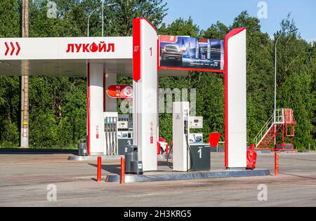 Mordovia, Russland - 5. Juli 2021: Lukoil-Tankstelle mit betanken Autos. Lukoil ist eine der größten russischen Ölgesellschaften Stockfoto