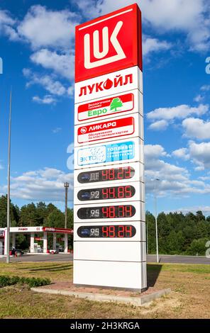 Mordovia, Russland - 5. Juli 2021: Hinweisschild, angegeben den Kraftstoffpreis auf der Tankstelle Lukoil. Lukoil ist einer der größten russischen Ölkonzerns Stockfoto