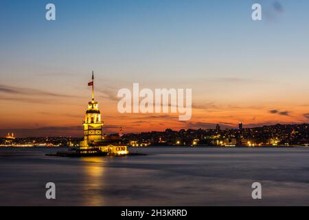 Romantische Sonnenuntergangslandschaft In Istanbul. Blick auf den Bosporus von Istanbul und den Maiden's Tower mit einem wunderschönen blauen, romantischen Himmel. Istanbul, Türkei. Stockfoto