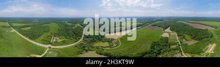 Luftbild Kaukasus Wald Panorama Hintergrund, grüne Felder und See Stockfoto