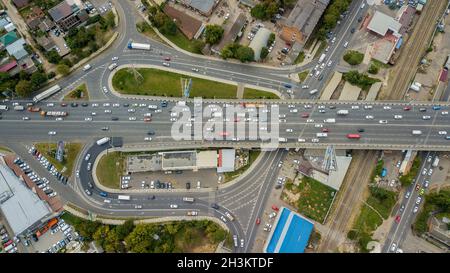 Drones Eye View - abstrakter Stau im Straßenverkehr Draufsicht, Transportkonzept Stockfoto
