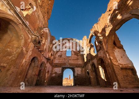 Nachtszene der während des spanischen Bürgerkrieges zerstörten Ruinen der Stadt Belchite, Saragossa, Spanien. Stockfoto