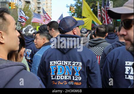 New York, NY, USA. Oktober 2021. East End Ave, Gracie Mansion, New York, USA, Oktober 28, 2021 - Tausende von FDNY-Gewerkschaftsmitgliedern versammelten sich heute in der Upper East Side in New York City, um gegen die COVID-19-Impfmandate von Bürgermeister Bill de Blasio zu protestieren.Foto: Luiz Rampelotto/EuropaNewswire.BILDNACHWEIS ERFORDERLICH. (Bild: © Luiz Rampelotto/ZUMA Press Wire) Stockfoto