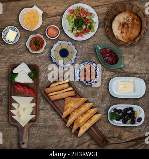 Türkisches Frühstück auf rustikalem Holztisch Stockfoto