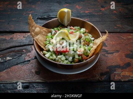 Türkischer Gavurdagi Salat mit Walnuss auf rustikalem Holzküchentisch Stockfoto