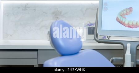 Zahnmedizinische Instrumente auf dem Tisch. Stockfoto