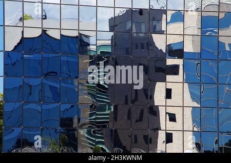 FRANKREICH. ALPES MARITIMES (06). SCHÖN. GLASGEBÄUDE GLÄNZEN IN ARENAS Stockfoto