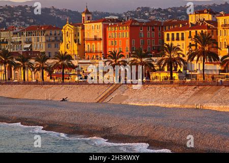 FRANKREICH. ALPES MARITIMES (06). SCHÖN. ALTSTADT MIT BLICK AUF DAS MEER BEI SONNENUNTERGANG Stockfoto