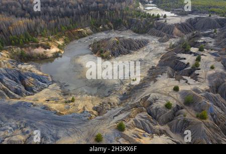 Luftaufnahme von Dünen von Sand und Ton in einem verlassenen Steinbruch. Hügel, Schluchten und Sanddünen. Stockfoto