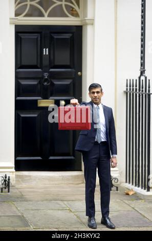 Rishy Sunak, Schatzkanzler, verließ die Downing Street vor seiner Rede zum Haushalt am 27. Oktober 2021 Stockfoto