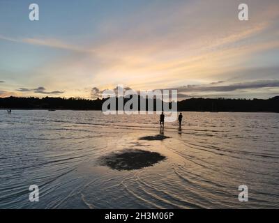 Sonnenuntergang am Choeng Mon Beach, auf der Insel Koh Samui in Thailand Stockfoto