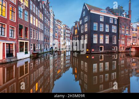 Amsterdam, Niederlande mit engen Kanälen und Gebäuden, die sie morgens säumen. Stockfoto
