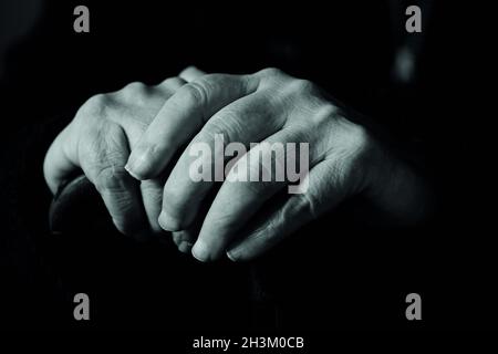 Hände eines alten Mannes. (MVS) Stockfoto