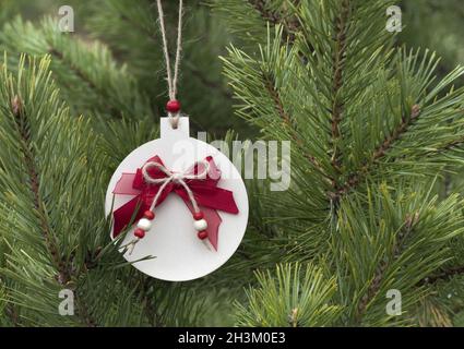 Hausgemachte Holz Weihnachten Dekorationen für den Weihnachtsbaum. Stockfoto