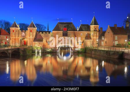 Amersfoort, Niederlande, im historischen Doppelpoort im Morgengrauen. Stockfoto