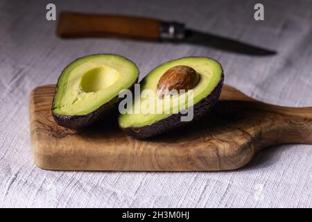 Avocado-Hälften auf einem Brett Stockfoto