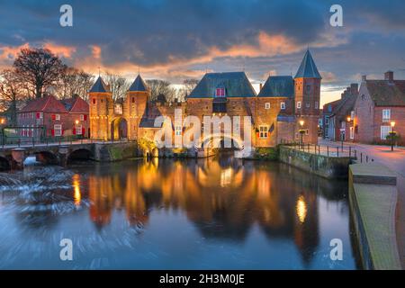 Amersfoort, Niederlande, im historischen Doppelpoort im Morgengrauen. Stockfoto