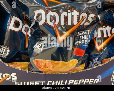 Viersen, Deutschland - Juni 9. 2021: Blick auf Taschen mit Logo-Schriftzug von doritos-Tortilla-Chips im Regal des deutschen Supermarkts Stockfoto