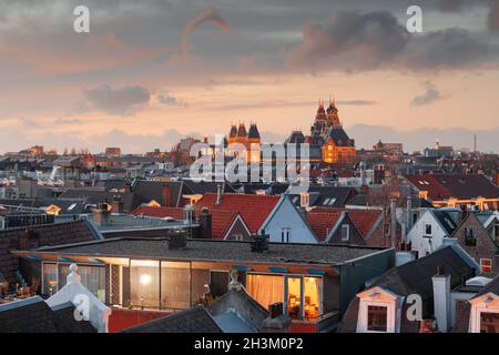 Amsterdam; Niederlande Blick auf das Stadtbild von de Pijp in der Abenddämmerung. Stockfoto