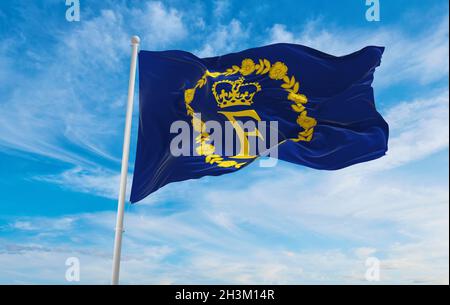 Flagge der persönlichen Königin Elizabeth II bei bewölktem Himmel Hintergrund bei Sonnenuntergang. Panoramablick. vereinigtes Königreich Großbritannien, England. Copy Platz für weit Stockfoto
