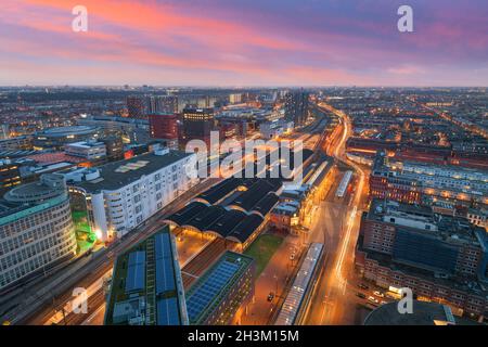 Den Haag, Niederlande Stadtbild mit Blick auf Den Haag HS Bahnhof in der Dämmerung. Stockfoto