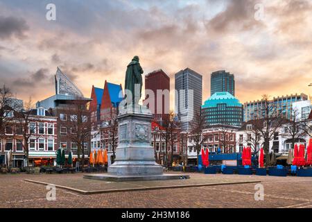 Den Haag, Niederlande Stadtbild vom Buitenhof-Platz in der Abenddämmerung. (Johan de Witt Statue stammt aus dem Jahr 1916) Stockfoto