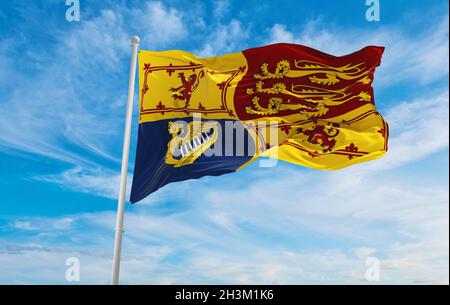 Flagge des Royal Standard of the United Kingdom in Schottland bei bewölktem Himmel Hintergrund bei Sonnenuntergang. Panoramablick. vereinigtes Königreich Großbritannien, England Stockfoto