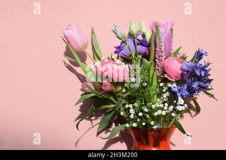 Blumenstrauß im Frühling in Vase Stockfoto