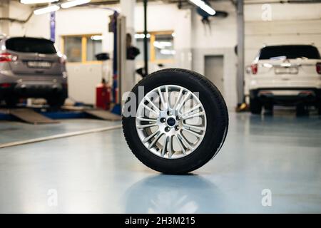 Automobilräder, Auswuchtständer, Nahaufnahme Stockfoto