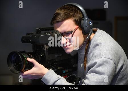 Kameramann mit professioneller digitaler Videokamera. Stockfoto