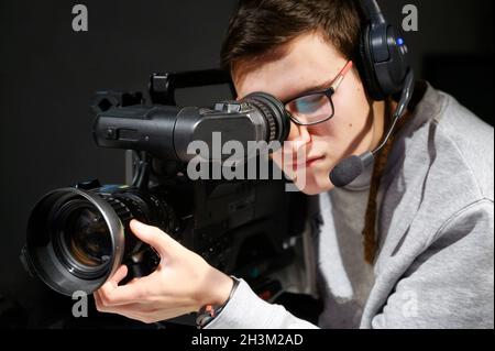 Kameramann mit professioneller digitaler Videokamera. Stockfoto