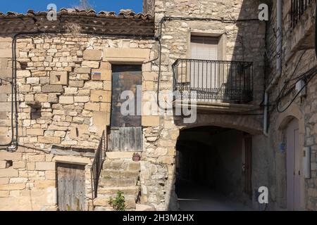 Straße in der mittelalterlichen Stadt Guimera in der Provinz Lleida in Spanien Stockfoto