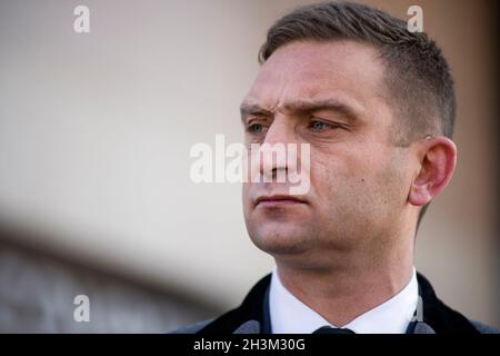 Robert Bakiewicz, Präsident der Unabhängigkeitsmarsch-Vereinigung, gesehen während seiner Pressekonferenz. Robert B?kiewicz rief eine Pressekonferenz nach dem Berufungsgericht in Warschau - auf Antrag des Präsidenten von Warschau, Verbot die Organisation des Unabhängigkeitsmarsches am 11. November in der Hauptstadt. Robert B?kiewicz ist ehemaliger Aktivist des National-Radical Camp (ONR) und derzeit Präsident der Independence March Association, die seit 2010 für die Organisation der Unabhängigkeitsmarschen verantwortlich ist. Stockfoto