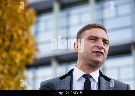 Robert Bakiewicz, Präsident der Unabhängigkeitsmarsch-Vereinigung, spricht während seiner Pressekonferenz. Robert B?kiewicz rief eine Pressekonferenz nach dem Berufungsgericht in Warschau - auf Antrag des Präsidenten von Warschau, Verbot die Organisation des Unabhängigkeitsmarsches am 11. November in der Hauptstadt. Robert B?kiewicz ist ehemaliger Aktivist des National-Radical Camp (ONR) und derzeit Präsident der Independence March Association, die seit 2010 für die Organisation der Unabhängigkeitsmarschen verantwortlich ist. Stockfoto