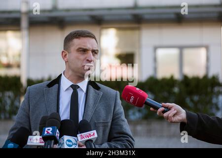 Robert Bakiewicz, Präsident der Unabhängigkeitsmarsch-Vereinigung, spricht während seiner Pressekonferenz. Robert B?kiewicz rief eine Pressekonferenz nach dem Berufungsgericht in Warschau - auf Antrag des Präsidenten von Warschau, Verbot die Organisation des Unabhängigkeitsmarsches am 11. November in der Hauptstadt. Robert B?kiewicz ist ehemaliger Aktivist des National-Radical Camp (ONR) und derzeit Präsident der Independence March Association, die seit 2010 für die Organisation der Unabhängigkeitsmarschen verantwortlich ist. Stockfoto