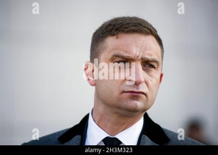 Robert Bakiewicz, Präsident der Unabhängigkeitsmarsch-Vereinigung, gesehen während seiner Pressekonferenz. Robert B?kiewicz rief eine Pressekonferenz nach dem Berufungsgericht in Warschau - auf Antrag des Präsidenten von Warschau, Verbot die Organisation des Unabhängigkeitsmarsches am 11. November in der Hauptstadt. Robert B?kiewicz ist ehemaliger Aktivist des National-Radical Camp (ONR) und derzeit Präsident der Independence March Association, die seit 2010 für die Organisation der Unabhängigkeitsmarschen verantwortlich ist. Stockfoto